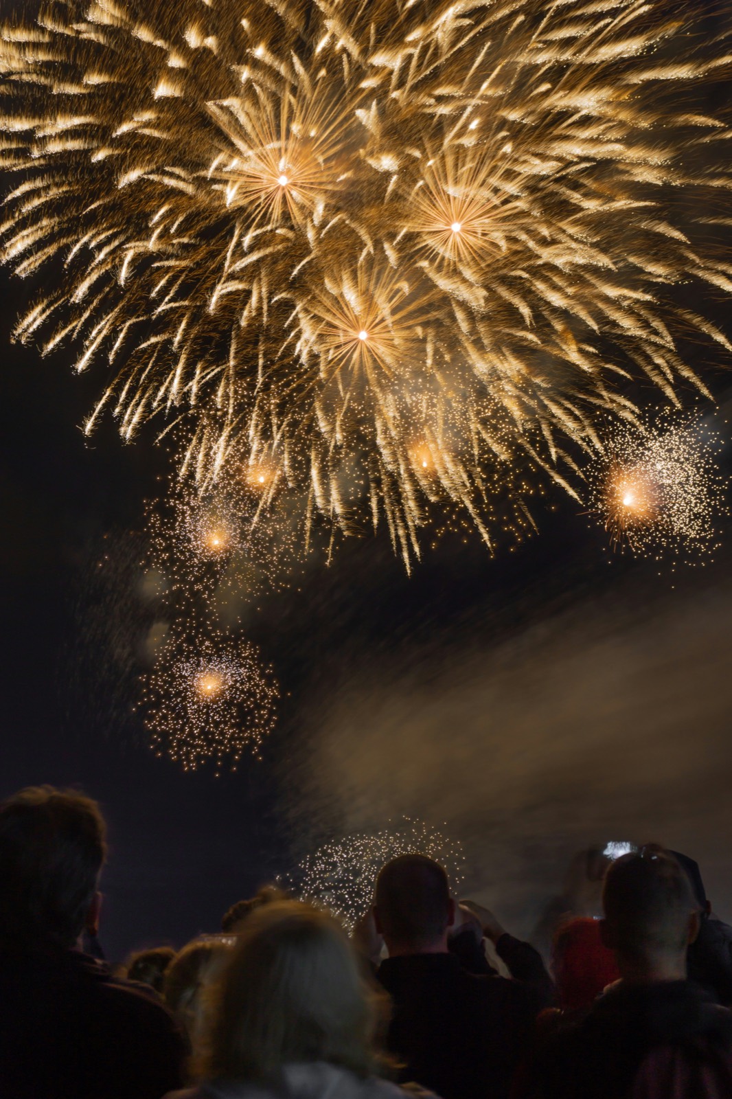 Focs artificials sobre el públic en una festa de Cap d'Any